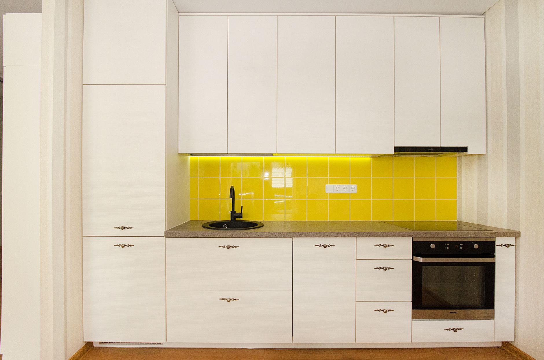 Matte black bar pulls on white shaker cabinet doors
